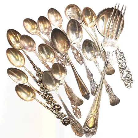 17 Skedar, 1 Gaffel, vissa graverade, 830/1000 silver Vikt: 254,6 g
