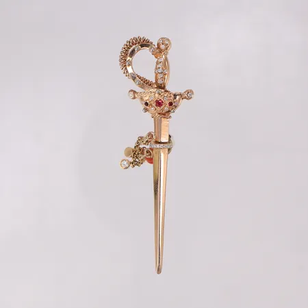 Brosch med 8/8-slipade diamanter 5xca0,04ct, 34xca0,005-0,01ct, rubiner och koraller, längd 70mm bredd 2-19,5mm, skev nål. 18K  Vikt: 11,7 g
