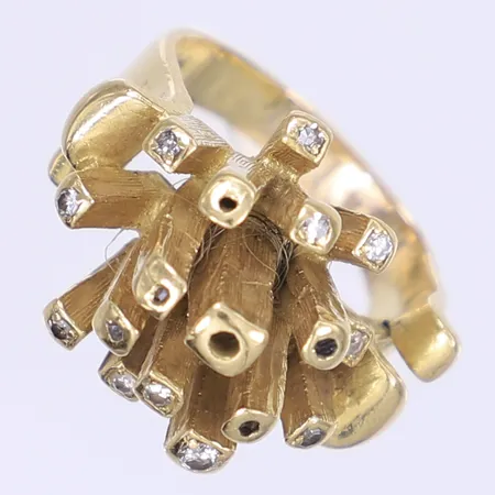 Ring med diamanter ca 12x0,005ct stl:16¾ bredd 4-16mm skev skena några diamanter saknas troligen 18K Vikt: 16,7 g