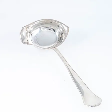 Finsk Chippendale i silver (830/1000) såsslev. 178 mm. Finska stämplar med svenska importstämplar. Bruksskick. Vikt 58,5g. 