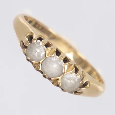 Ring med vita stenar stl 17 bredd 2-5mm K & EC Göteborg troligen 1953 (C9) 18K Vikt: 3,1 g