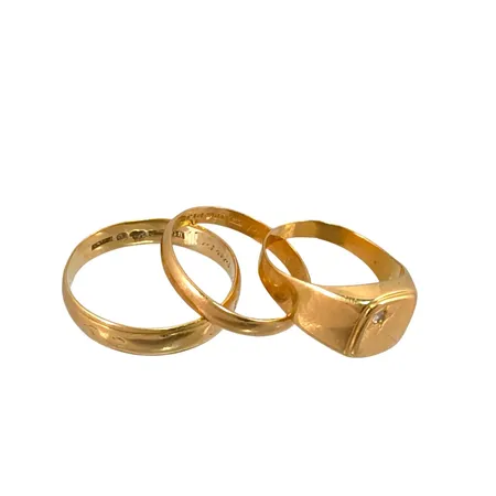 Ringar i 18K guld, tre st, defekter, gravyrer Vikt: 11,6 g