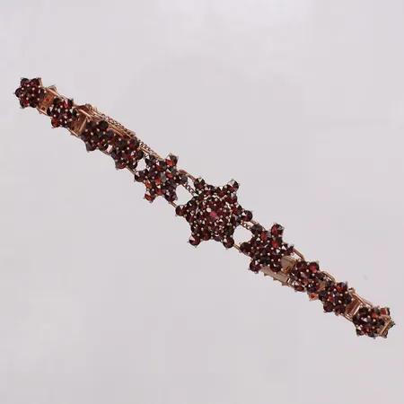 Armband med granater, längd ca 18,5cm bredd 9,8-21,2mm, med säkerhetskedja, Heribert Engelbert AB, förgyllt silver 830/1000  Vikt: 21,7 g