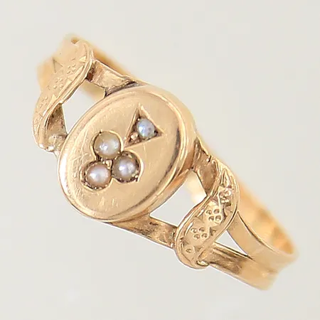 Ring med odlade pärlor stl:18 bredd 2,6-8,5mm skev dekor 18K  Vikt: 1,4 g