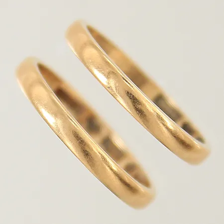 2 Ringar släta stl:17½ bredd 2,5mm gravyr 18K Vikt: 5,3 g