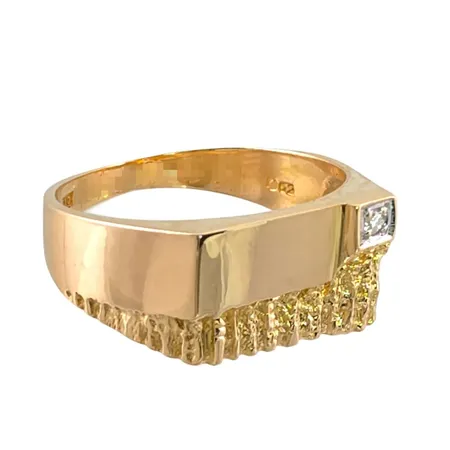 Klackring i 18K guld, delvis strukturmönstrad, Diamant 0,02ct, stämplat på skenans insida, BEH Bengt Hallberg Guldsmeds AB, svensk kontrollstämpel, Ø18¾ mm, bredd 2,4 - 9 mm, invändig gravyr Vikt: 5,6 g
