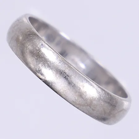 Ring stl:20½ bredd 5mm repor och gravyr vitguld 18K Vikt: 8 g