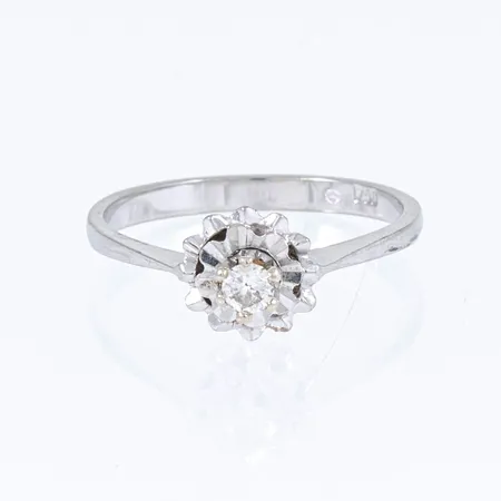 Ring med en briljantslipad diamant ca 0,09ct stl:17 bredd 2-7,8mm, vitguld 18K 2,8g.