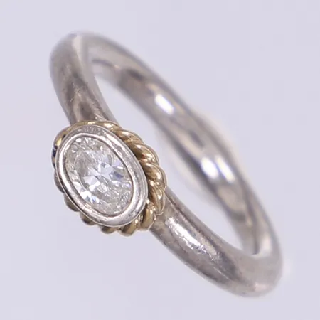 Ring Pandora med vit sten och gulddetalj i 14K stl:17¾ bredd 3-5mm  Vikt: 6,1 g