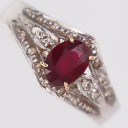Ring med diamanter 17 x ca0,005-0,01ct och troligen rubin stl:16¾ bredd 2,8-9,5mm vitguld 18K  Vikt: 3,3 g
