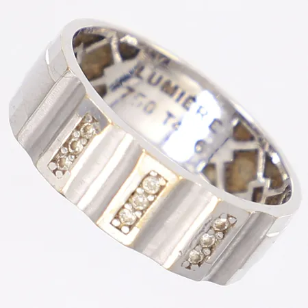 Ring med vita stenar (ej runtom) stl:20 bredd 5mm fasetterad form vitguld 18K Vikt: 5,3 g
