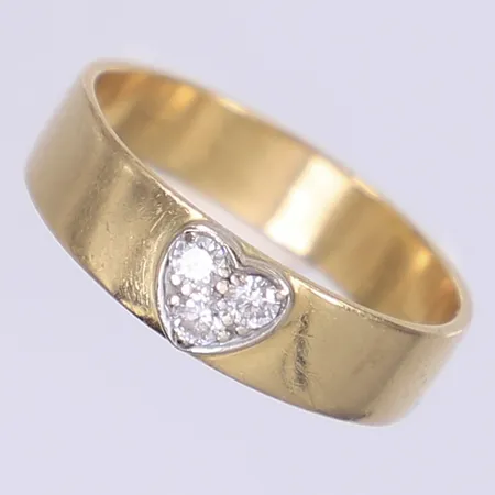 Ring med diamanter 3 x ca 0,02ct stl:17½ bredd 4mm gravyr 18K Vikt: 3,4 g