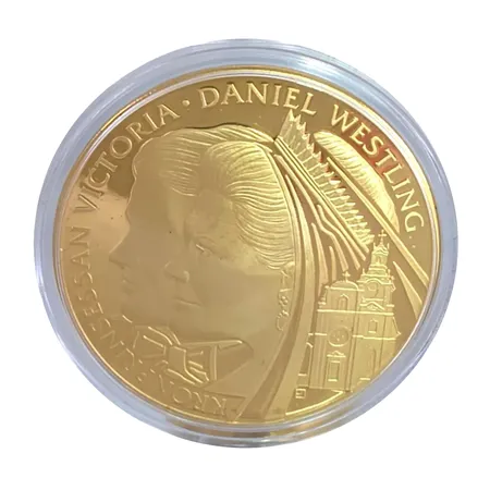 Minnesmedalj Kungliga bröllopet 19 Juni 2010, Kronprinsessan Victoria och Daniel Westling, Ø36 mm, brons förgylld med 24K, ocirkulerad i myntkapsel