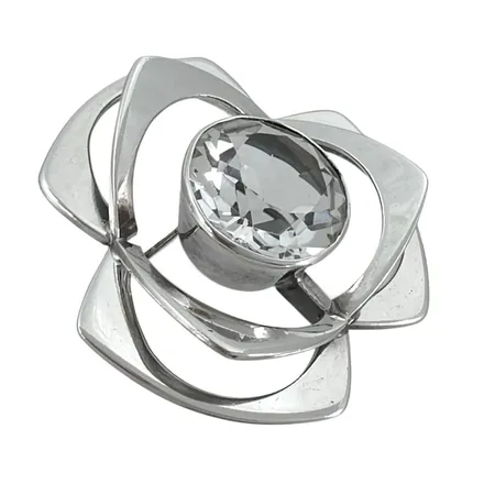 PRAKTBROSCH THERESIA HVORSLEV för Alton, silver, stämplad STERLING 935, Bergkristall Ø20 mm, kraftig/tung modell, mått 50,5 x 48,5 mm, uppbyggnad 15 mm, Falköping 1972, sten helt utan anmärkning, mycket fint skick Vikt: 24,2 g