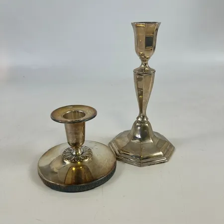 Två omaka ljusstakar, höjd: 7,5-15,5cm, fyllda bottnar, 830/1000 silver, bruttovikt: 282,9g Vikt: 282,9 g