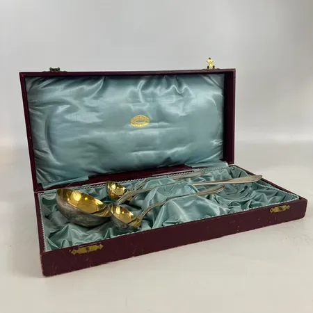 Uppsättning med Soppslev 32cm, Såsslev 16,5cm, samt hålad slev 16,5cm, modell: Svensk Spetsig, förgylld insida, schatull, 830/1000 silver Vikt: 252,3 g