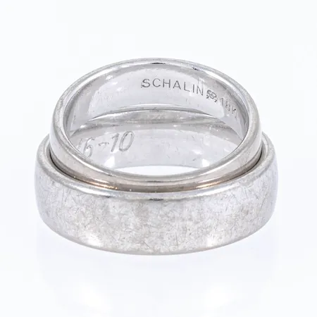 2 ringar med namn- och datumgravyr, vitguld 18K 14,5g.