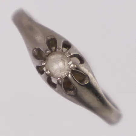 Ring med vit sten stl:15¾ bredd 1,8-5,3mm år 1963, vitguld, skev, 18K  Vikt: 1,7 g