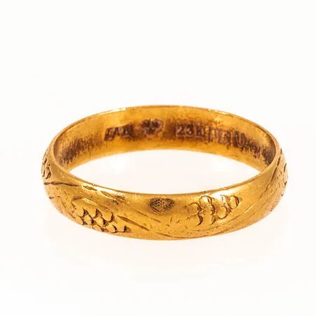 Ring från 1874 med utvändig mönstergravyr stl:19¾ 4,3g 23K.