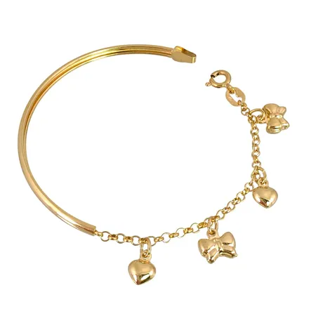 Armband med fyra berlocker i 18K guld, inre omkrets 17,5 cm, bredd 2,3 - 3,2 mm, fjärilarnas bredd 8,5 mm, hjärtanens bredd 6 mm, fint skick Vikt: 5,6 g