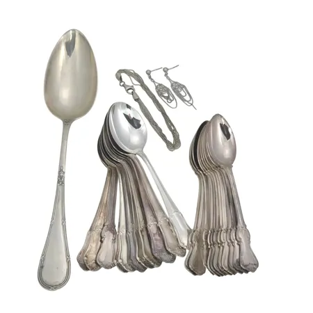 Diverse silverbestick + defekta smycken, merparten kaffeskedar stämplade 830/1000, bruksskick  Vikt: 452,6 g