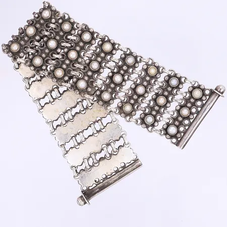 Armband toligtvis KumKum med stenar och pärlor längd 19cm bredd 30mm silver 925/1000 Vikt: 79,6 g