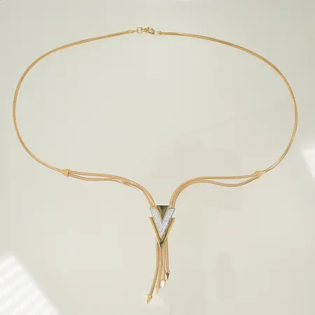 Halscollier med vita stenar, längd 46cm, bredd 2-60mm, skadad länkdel, 14K 10,5g totalt