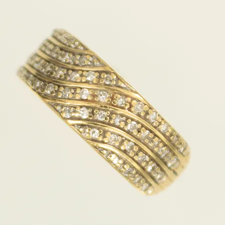 Ring med diamanter, totalt 0,25ct enligt gravyr, stl 17¼, bredd 2-7,3mm GHA, gravyr 18K Vikt: 3,7 g