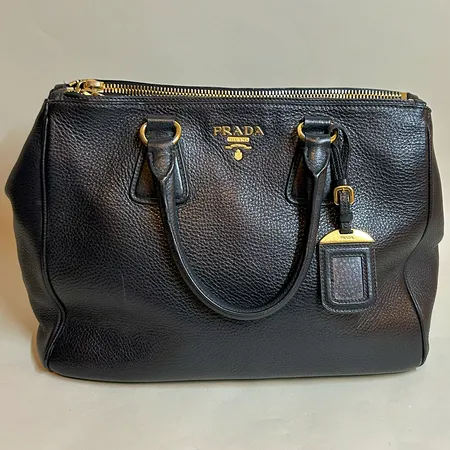 Väska Prada Vitello Daino svart 25 x 35 x 12cm certifikat 2013, saknar axelband, kvitto Prada Milano, fint skick, dustbag Skickas med postpaket.