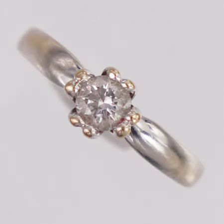 Ring vit sten stl:17 bredd 1,5-6,2mm, vitguld, 18K  Vikt: 3,2 g