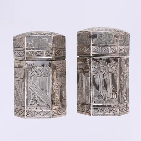 Pepparströare och saltströare med graverad dekor sannolikt Iran höjd 45mm silver 875/1000 Vikt: 93 g