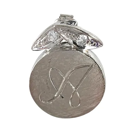 Diamanthänge i 18K vitguld, Diamanter 2 x 0,03ct, massiv modell, storlek 13 x 17,5 mm, matterad framsida och blanka sidor, öppningsbar ögla på baksidan, ostämplad, graverad med bokstaven A Vikt: 4,5 g