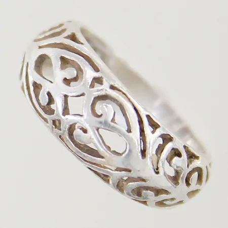 Ring med genombruten dekor stl:15½ bredd 4,6-7,6mm silver 925/1000 Vikt: 3,1 g