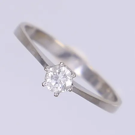 Ring med diamant 0,23ct enl gravyr stl:17¼ bredd 2.4mm vitguld 18K Vikt: 1,7 g