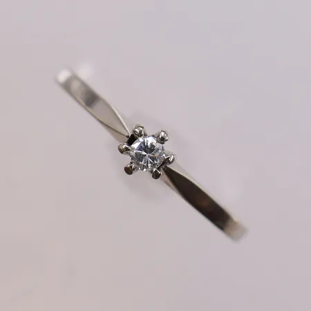 Ring med diamant 0,07ct, stl:20½ bredd 1,6-4,7mm, vitguld. 18K  Vikt: 2,1 g