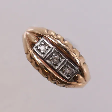 Ring med stenar, stl:17 bredd 2,3-9,3mm, tvåfärgad, något skev. 14K  Vikt: 2,2 g