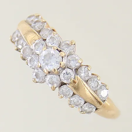 Ring med vita stenar stl:19 bredd 1,5-8,9mm 18K Vikt: 2,6 g