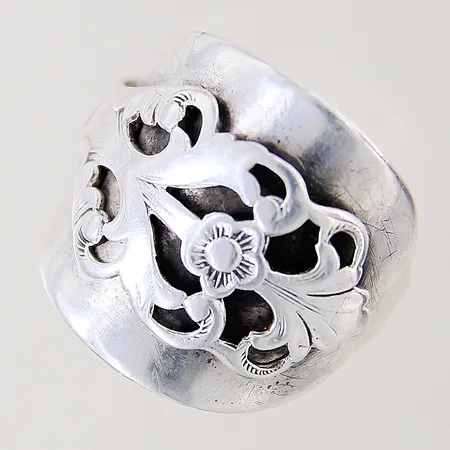 Ring med mönstrad dekor stl:21¼ bredd 3,1-23,1mm skev silver 830/1000 Vikt: 6,5 g