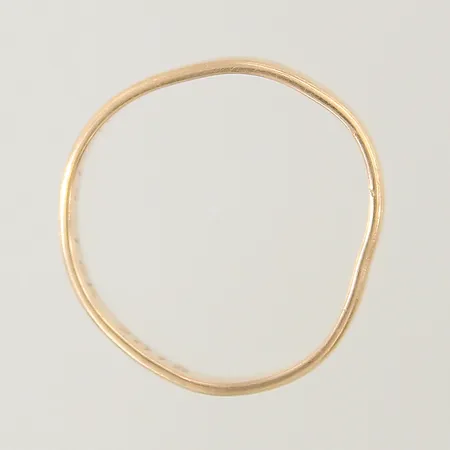 Ring slät stl:18½ bredd 4mm skev bucklig gravyr 18K Vikt: 3,3 g