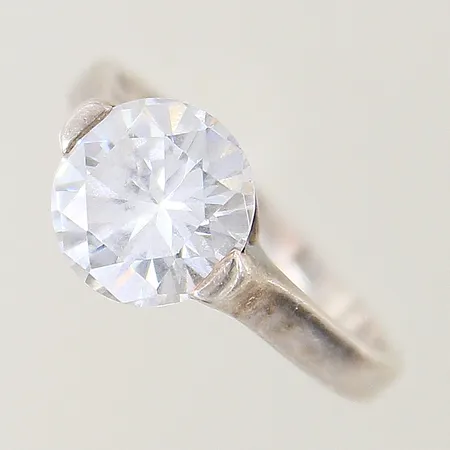Ring med vit sten stl:19¼ bredd 2,2-10,0mm silver 925/1000 Vikt: 4 g