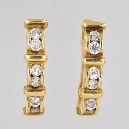 Ett par örhängen med vita stenar stl 14x4mm 14K Vikt: 2 g