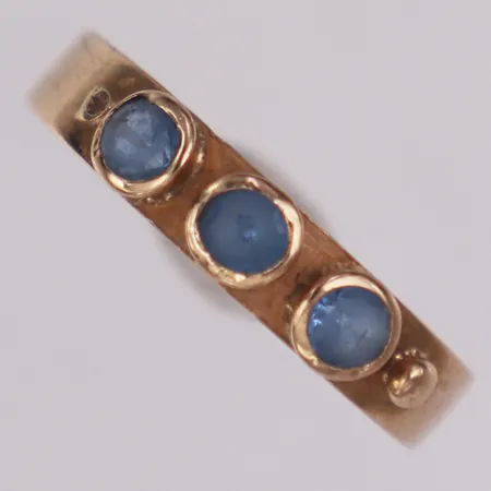 Ring blåa stenar stl:17½ bredd 3-3,8mm finska stämplar, skev, slitna stenar, 14K  Vikt: 1,2 g