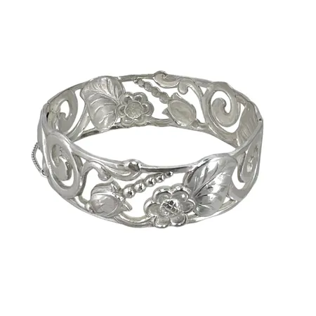 Vintage Armring öppningsbar nysilver (stämplad PRIMA ALPACCA IMPORT), kraftig modell, inre mått 17,5 cm, bredd ca. 20 mm, fin & tät/tjock försilvring utan anmärkning, säkerhetskedja, fint skick  Vikt: 36,5 g