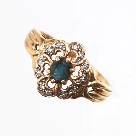 Ring med safir samt diamanter 12 x ca. 0,005ct, Stl:16¾, bredd: 1,5-11,9mm, 18K Vikt: 2,3 g