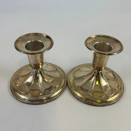 Ett par ljusstakar, höjd:7,5cm, fyllda bottnar, 830/1000 silver, bruttovikt: 186,2g Vikt: 186,2 g