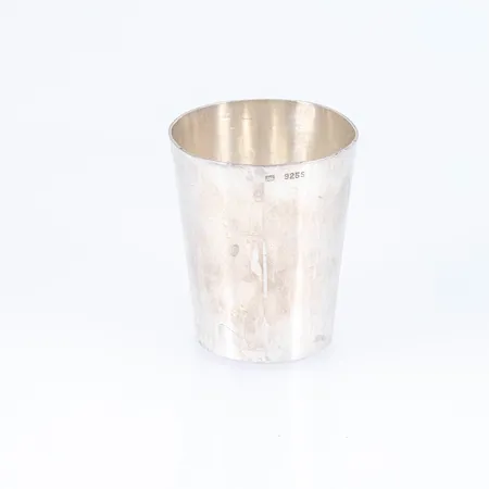 Bägare i silver med mynt i botten "GUSTAV V 2 KR 1945". Höjd 52 mm. Vikt 62,6g (ca 15g 400/1000 & 47g 925/1000).