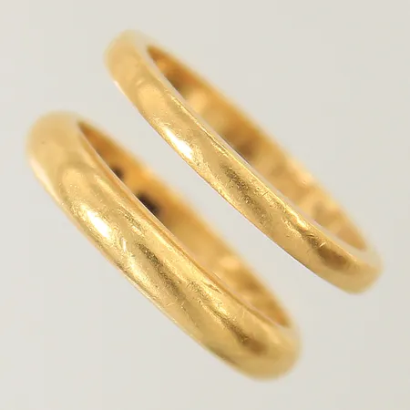 2 Ringar släta stl:18¾ bredd 2,4mm/4mm gravyr 23K Vikt: 13 g