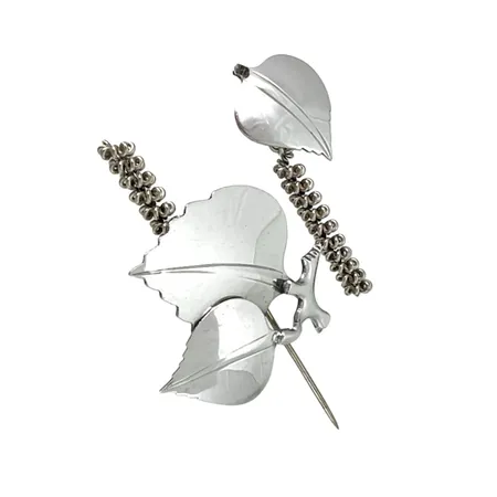 Retro Brosch 1950-tal, silver 925/1000 (sterling), GERTRUD ENGEL för A Michelsen (MIC) Stockholm 1954, bruten del (behov av lödning), mått ca. 50x53 mm, rörlig hängande dekor  Vikt: 12,2 g