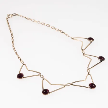 Collier med rosa stenar längd ca 42 cm bredd 3,7 - 25 mm. Från 1958. 12,3g.
