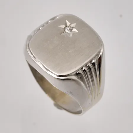 Klackring stl:19¾ bredd 4,4-16,4mm, Diamant ca 0,03ct, personlig gravyr, 18K vitguld, 6,15g.